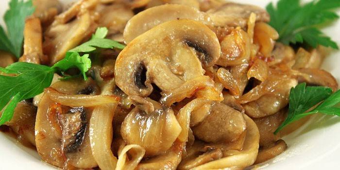 Pieczarki smażone z cebulą