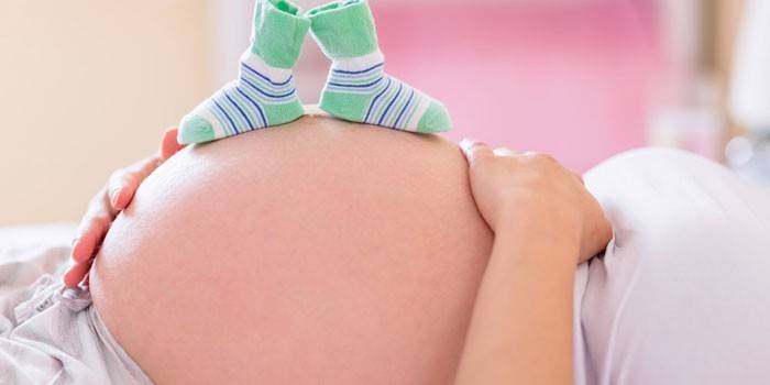 Meias em uma barriga de grávida