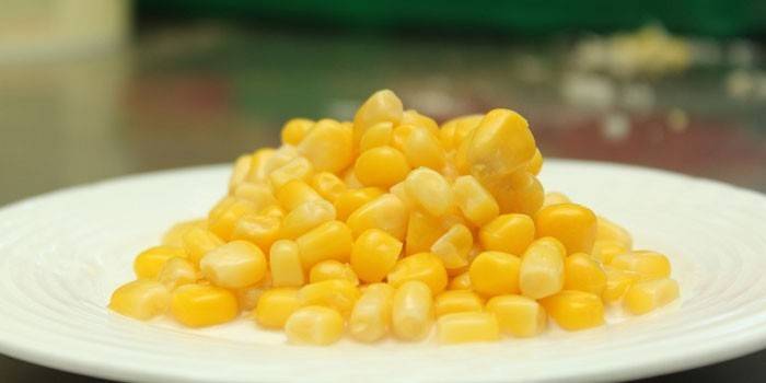 Maíz enlatado en un plato
