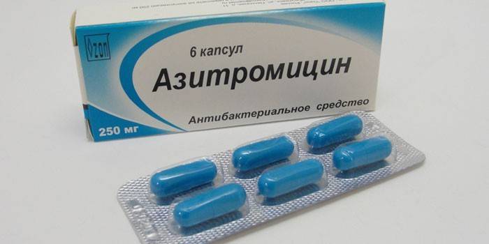 Kapsułki azytromycyny w opakowaniu