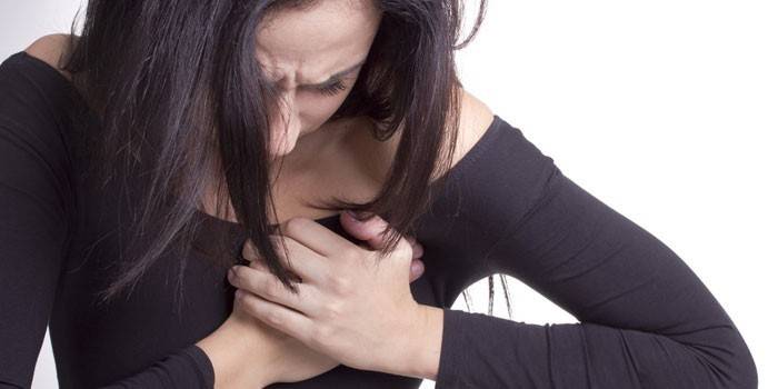 La niña tiene dolor de corazón