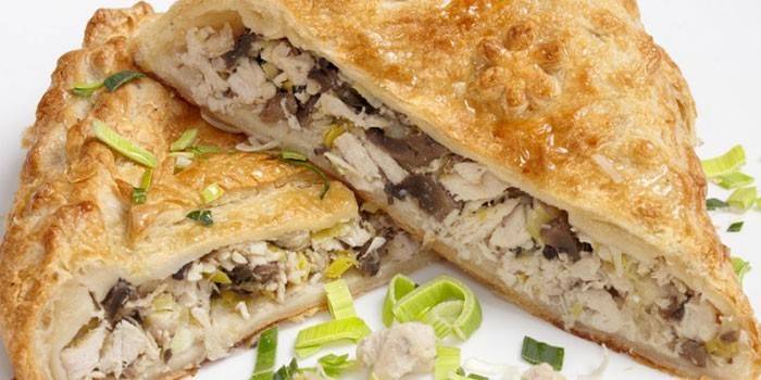 Trozos de pastel de hojaldre con relleno de champiñones