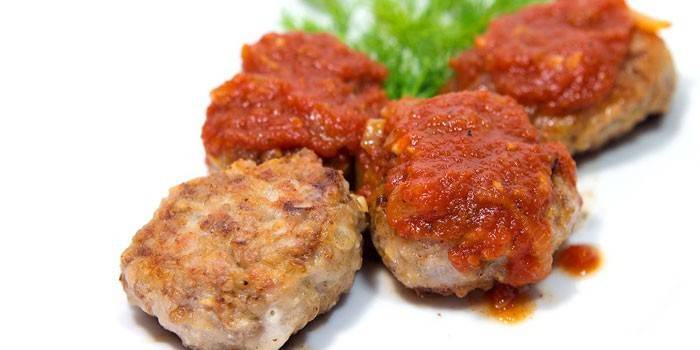 Rissóis de carne frita com trigo em um prato