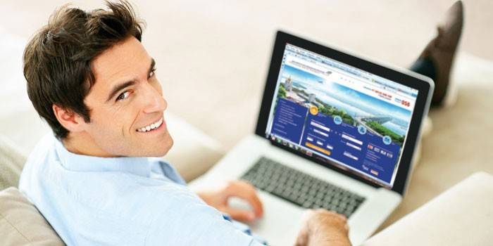 Hombre en laptop