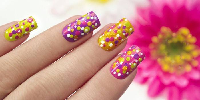 Manicure pontos coloridos