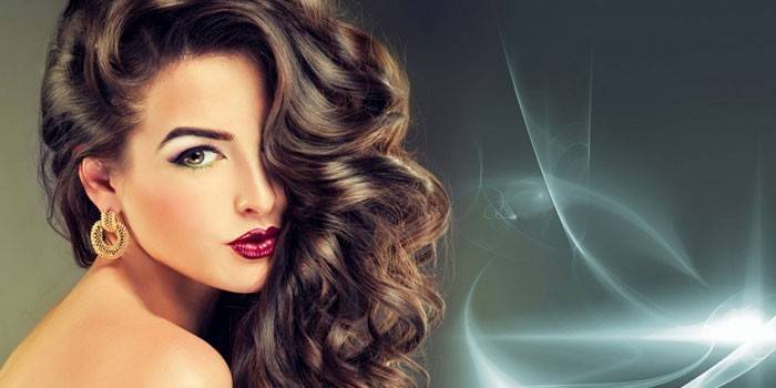 Menina, com, longo, ondulado, cabelo