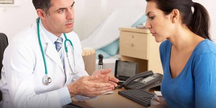 Mulher na consulta do médico