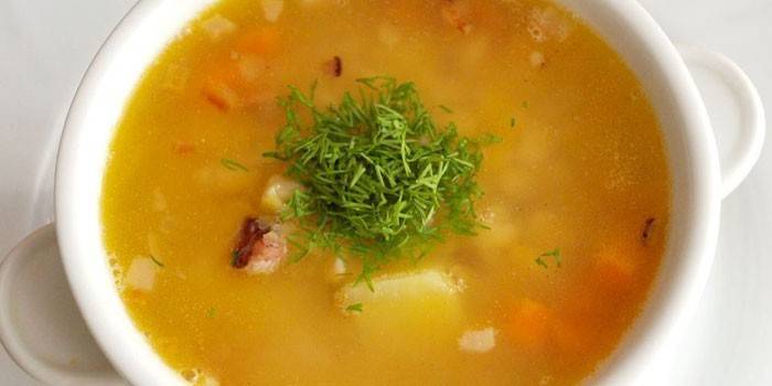 Sopa ahumada de pollo y guisantes