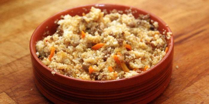 Gachas de cereal de trigo con estofado y zanahorias