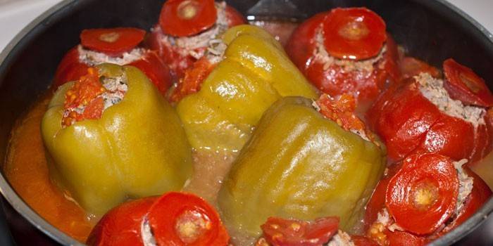 Pimentas em uma panela