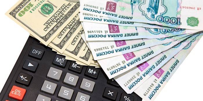 Banknoty i kalkulator