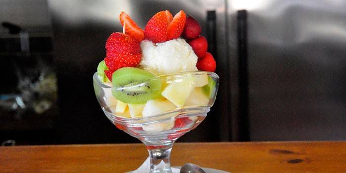 Salada de frutas com sorvete