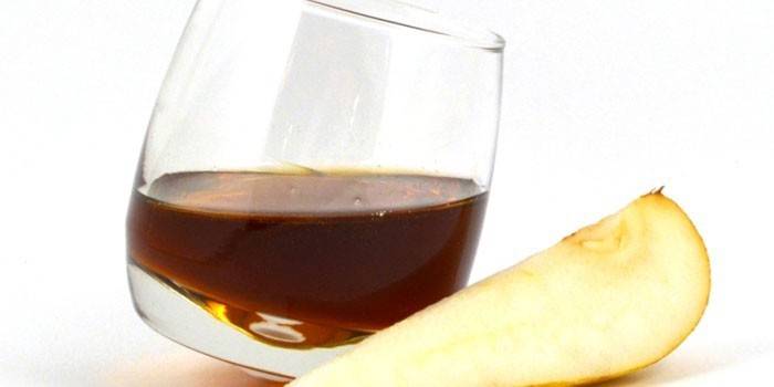 Hruška Calvados v pohári a hruškový plátok