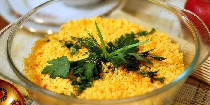 Šalátová miska s pripraveným šalátom Mimosa