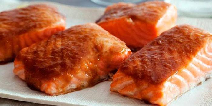 Fatias de filé de salmão assado