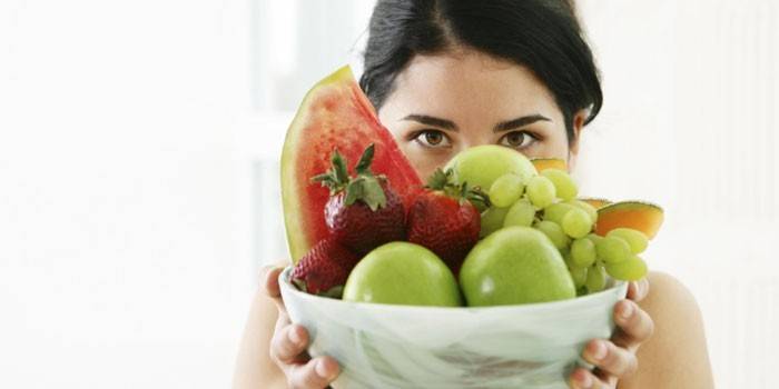 Chica con un plato de fruta