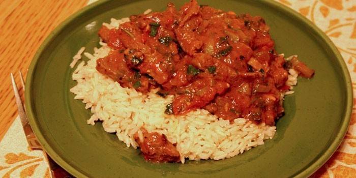 Turquia azu com arroz em um prato lateral em uma placa