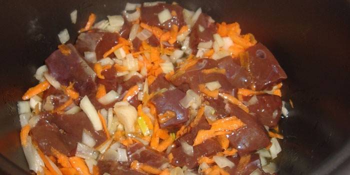 Fígado de carne em um fogão lento