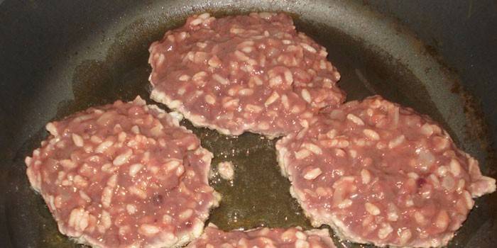 Panqueques de hígado con arroz en una sartén