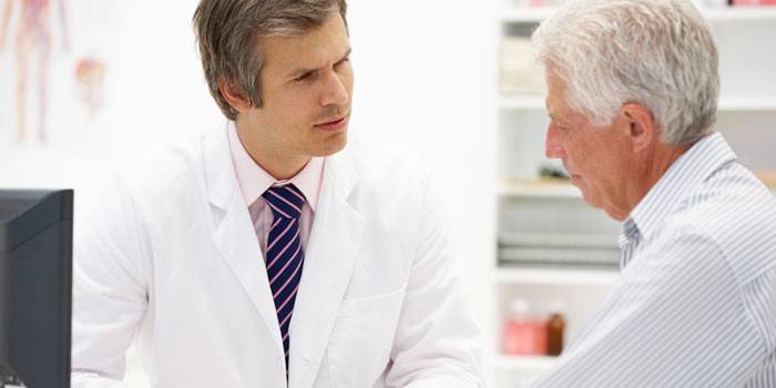 Homem na consulta do médico