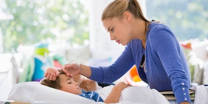 Mãe toca a testa do bebê