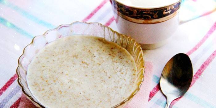 Gachas de leche de salvado de avena en un plato