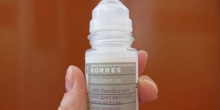 Korres antiperspirante com extrato de rabo de cavalo na mão