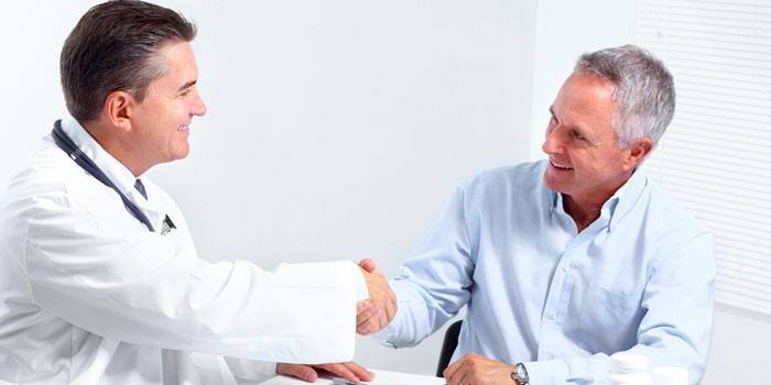 Paciente e médico apertam as mãos