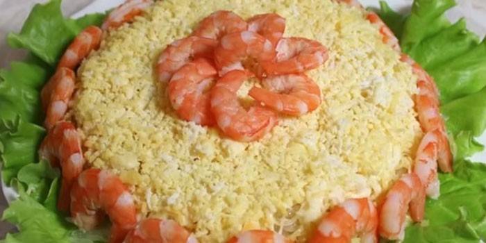 Salada em camadas antes de servir