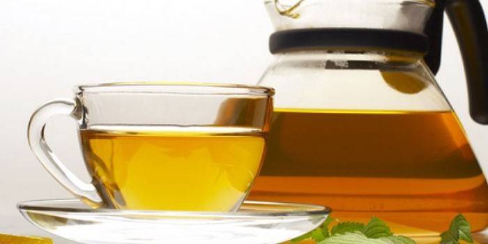 Infusão de trevo branco em uma xícara e bule