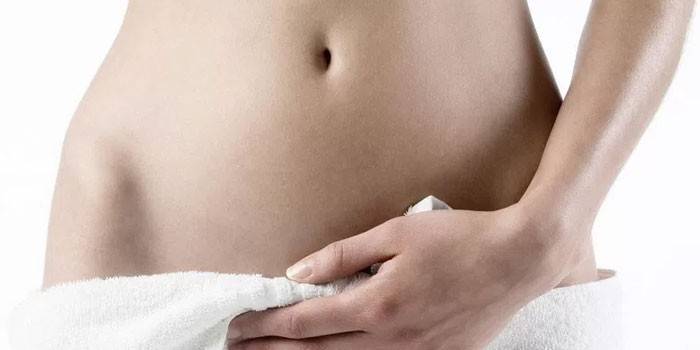 Dievča v uteráku na bokoch