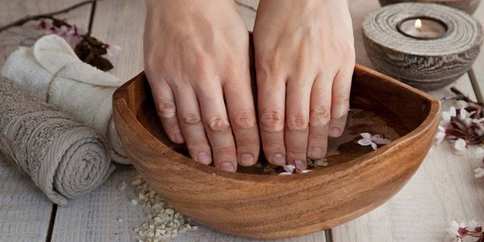 Bandeja de unhas com sal marinho