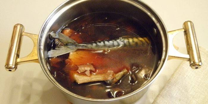 Cavala em marinada em uma panela