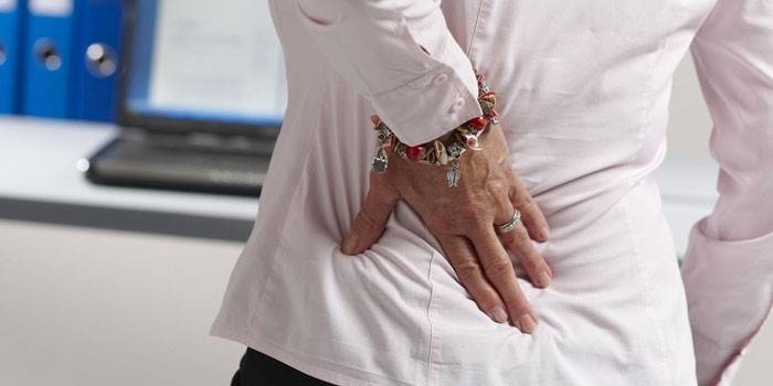 Un hombre tiene dolor de espalda