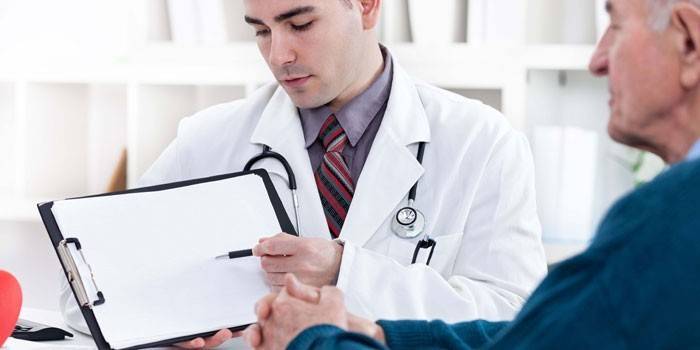 Homem na consulta do médico