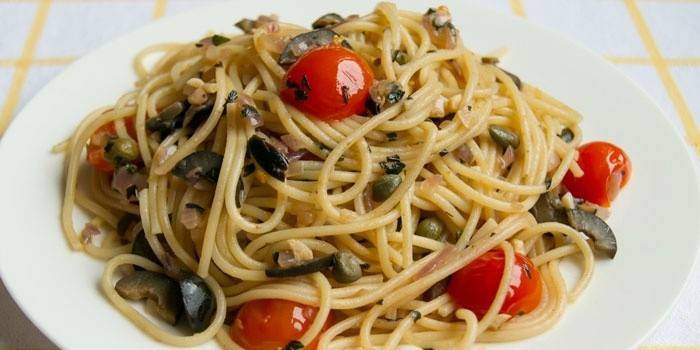 Espaguetis con tomate, aceitunas y alcaparras