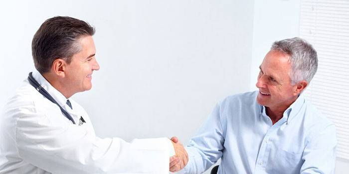 Homem na consulta do médico