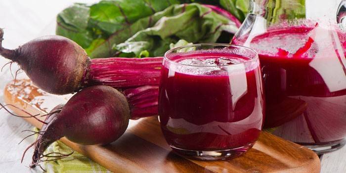 Jugo de remolacha en una jarra y un vaso