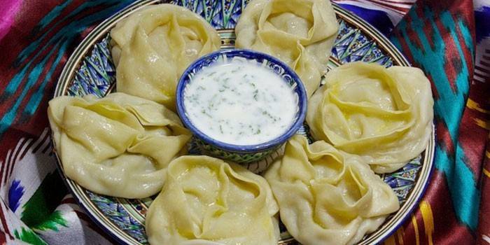 Manti pronto com molho em um prato