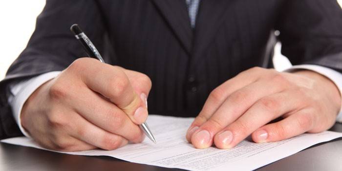 El hombre firma un contrato