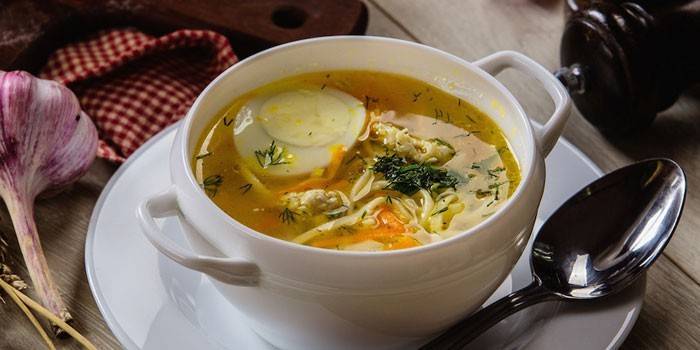 Caldo de galinha com macarrão
