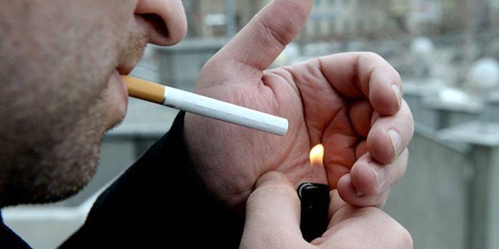 Muž zapáli cigaretu