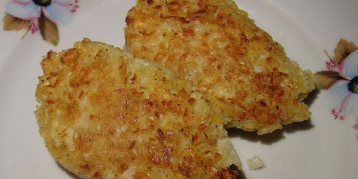 Dos chuletas de col en un plato