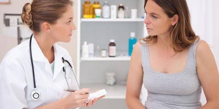 Mujer consulta con un médico