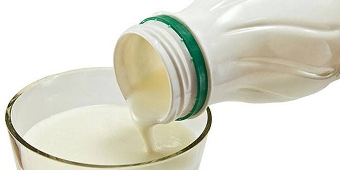Kefir sa nalieva z fľaše do pohára
