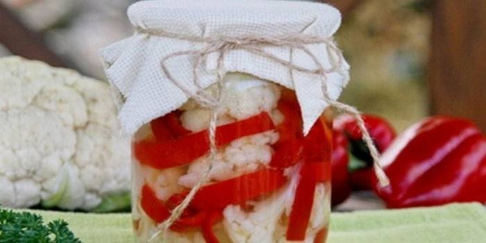 Jar s karfiolovým šalátom na zimu