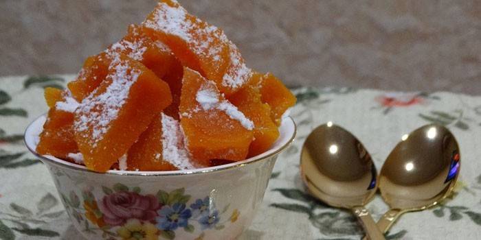 Abóbora cristalizada caseira em açúcar de confeiteiro