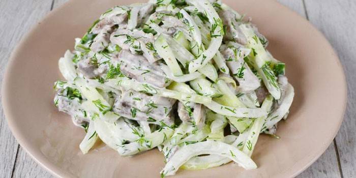Ensalada de lengua de ternera hervida con pepinos frescos bajo mayonesa