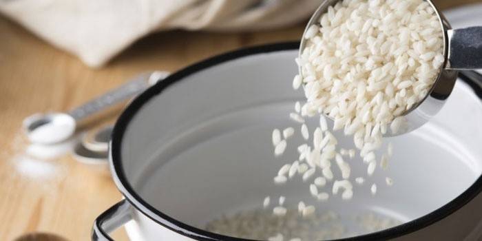 El arroz se vierte en una sartén