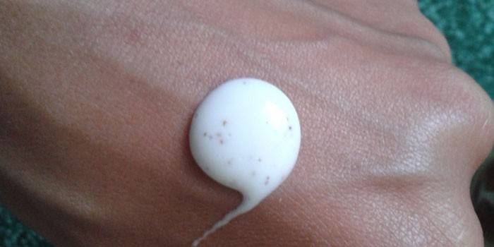Gota de detergente na mão